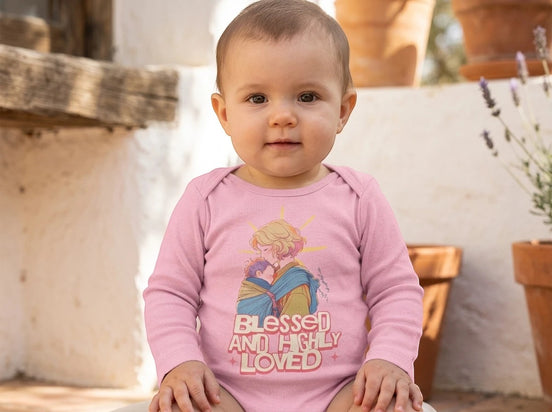 Body bébé rose manches longues en coton doux, avec illustration d'une mère tenant son enfant et le texte "Blessed and Highly Loved".